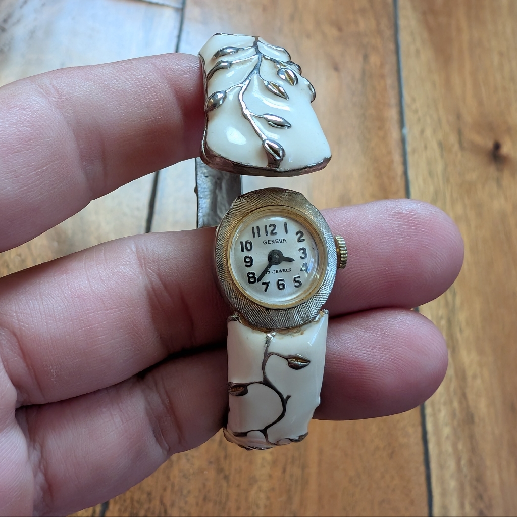 Geneva Vintage Bangle Peek Watch Os